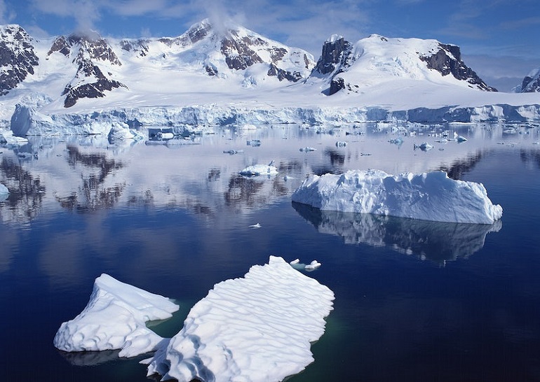 which is colder north or south pole