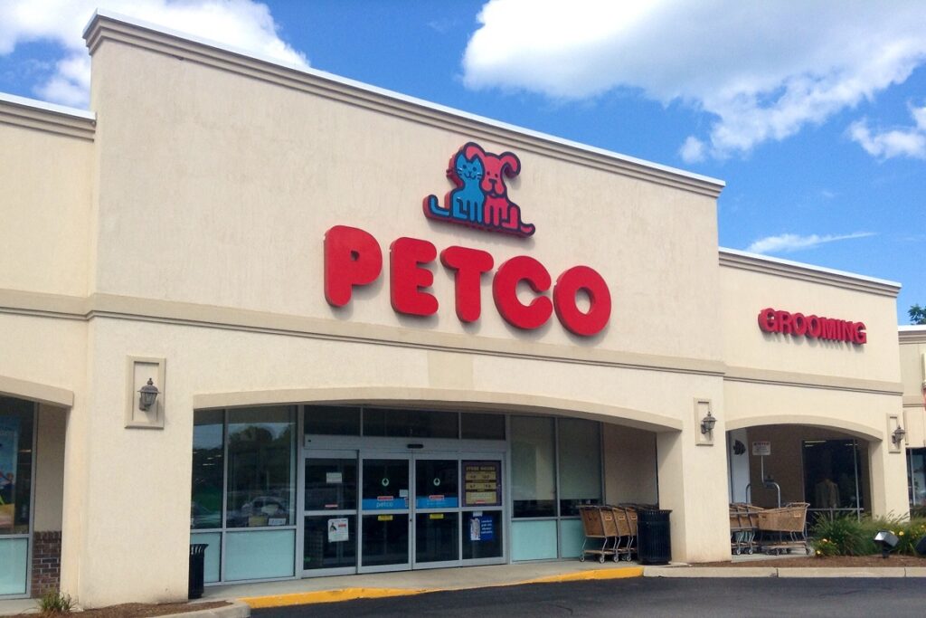 Stores that allow outlet pets near me